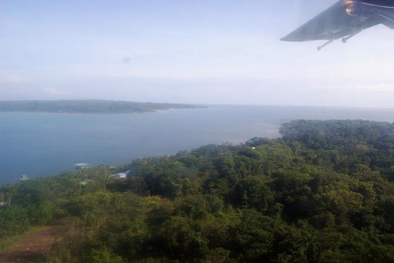 DSC_2125_040_038 [1024x768].jpg - Vue de l'avion en arrivant sur l'aéroport de Bocas del Toro